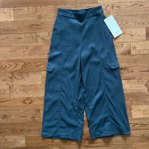 Lululemon Metropolis Maven High Rise Crop
Iron Blue size 2 NWT